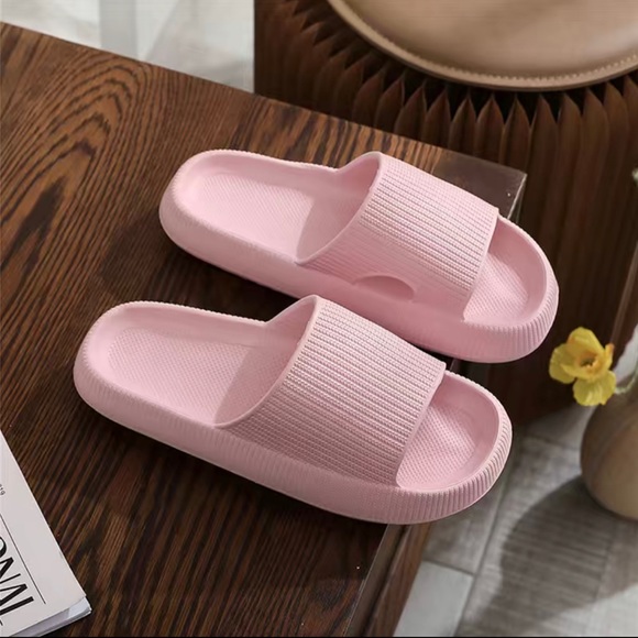 Shoes - ✨NEW✨ Comfy pink slides!